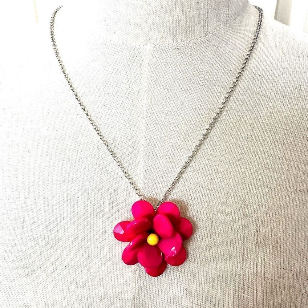 Pink flower pendant necklace